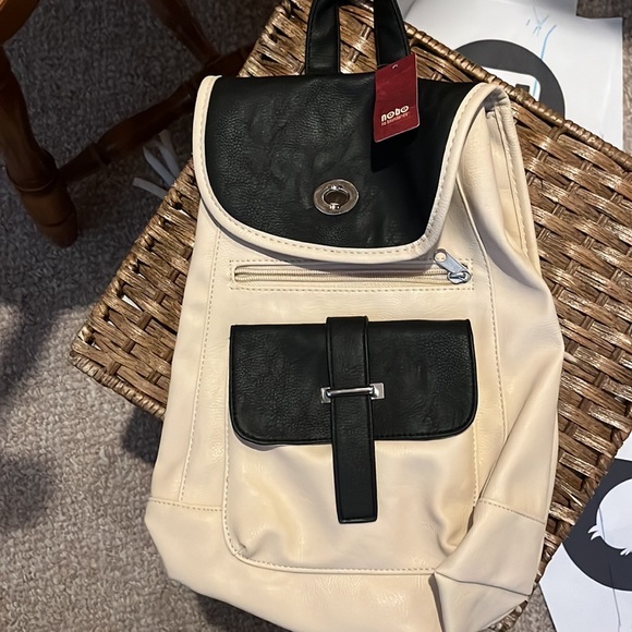 Selling numerous size bags four New the rest slightly used. - Picture 3 of 16